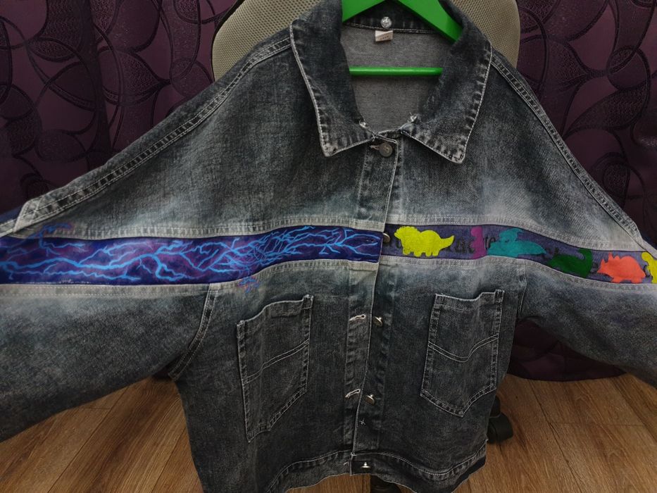 Джинсова куртка з персоналізованим малюнком