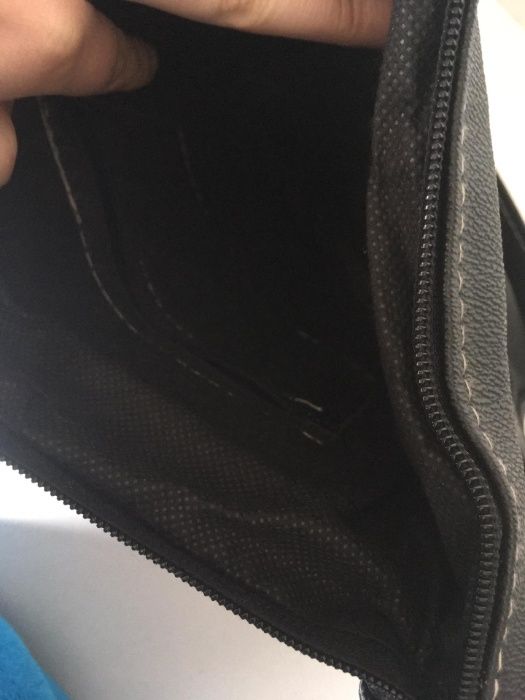 Bolsa Preta com Vários Fechos