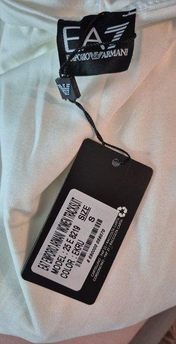 Dres armani s nowy