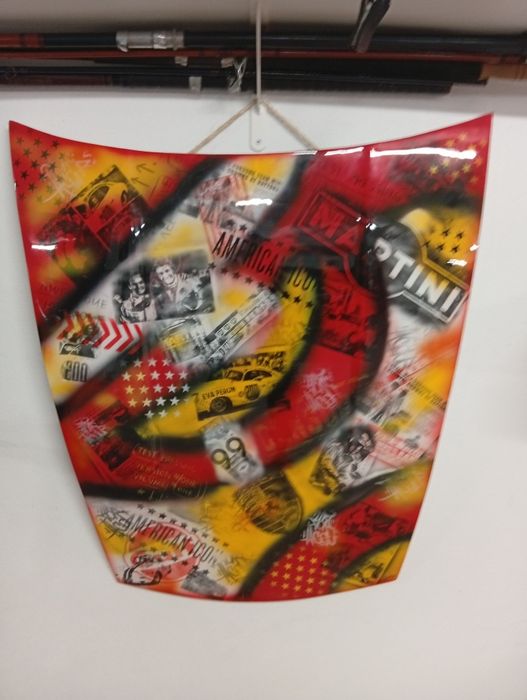 Capo em fibra decorativo com pinturas ilustrativas ao mundo dos carros