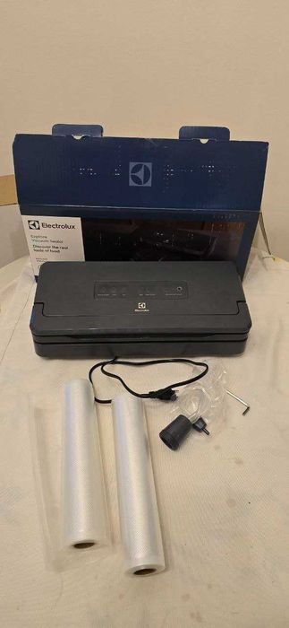 Electrolux Explore вакуумний пакувальник + 3 рулони пакетів, коробка