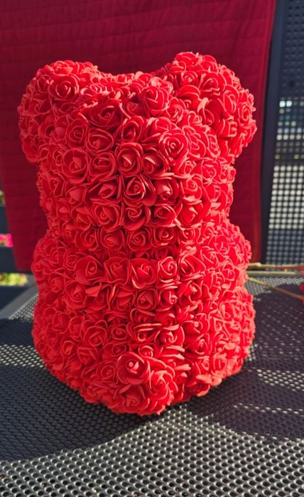 Piękny miś dla dziewczynki z różyczek piankowych czerwonych