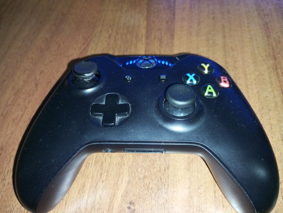 Продам Xbox One X на 1 tb