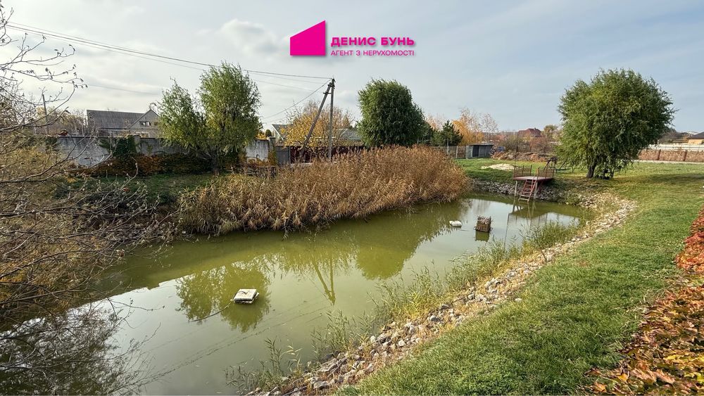 Дом с озером, террасой и зоной барбекю — Подгороднее