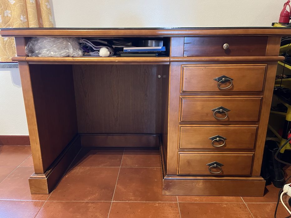 Mobilia de quarto completa c/2 camas individuais sommiers 1 secretária 1 cómoda+espelho 1 mesa cabeceira cortinados candeeiro 4 almofadas colchas
