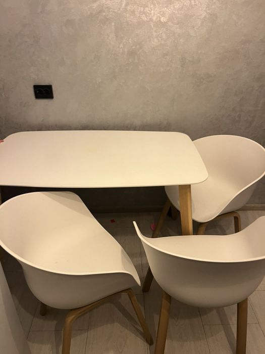 Продається кухонний стіл і 4 стільці