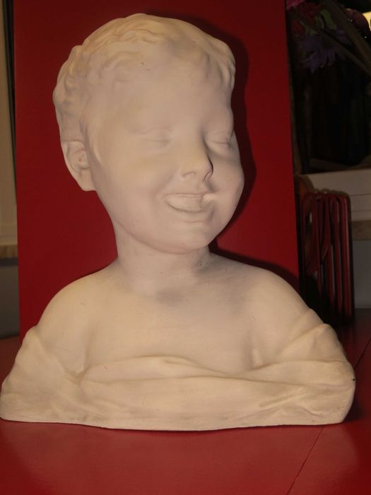 Busto de menino em gesso