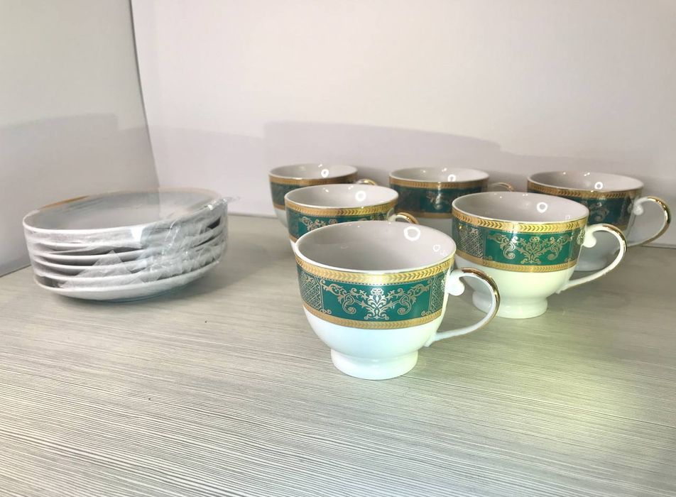 Зелено-білий сервіз з золотим орнаментом