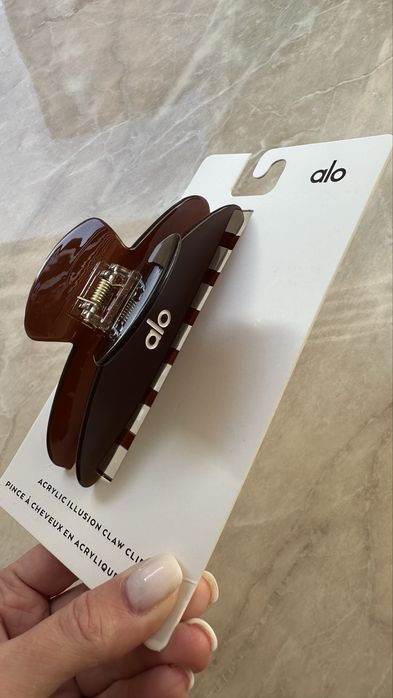 Заколка Alo Yoga в наявності