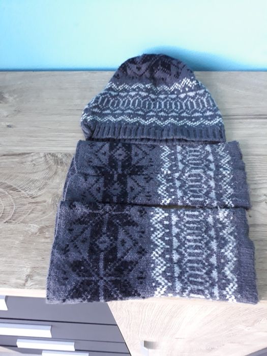Sprzedam sweterek góralski bezrękawnik z czapką i rękawiczkami mitenki