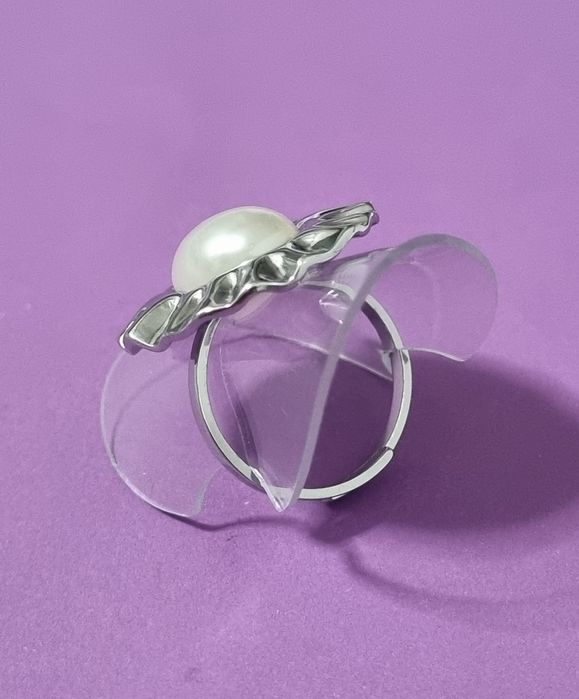 Anel prateado, em aço inoxidável, com uma pérola. Ajustável