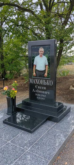 Гранітні памʼятники .Металеві огорожі