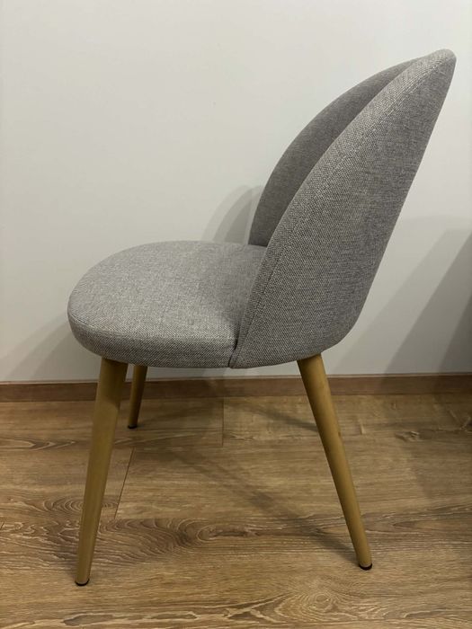 Stół z kompletem krzeseł