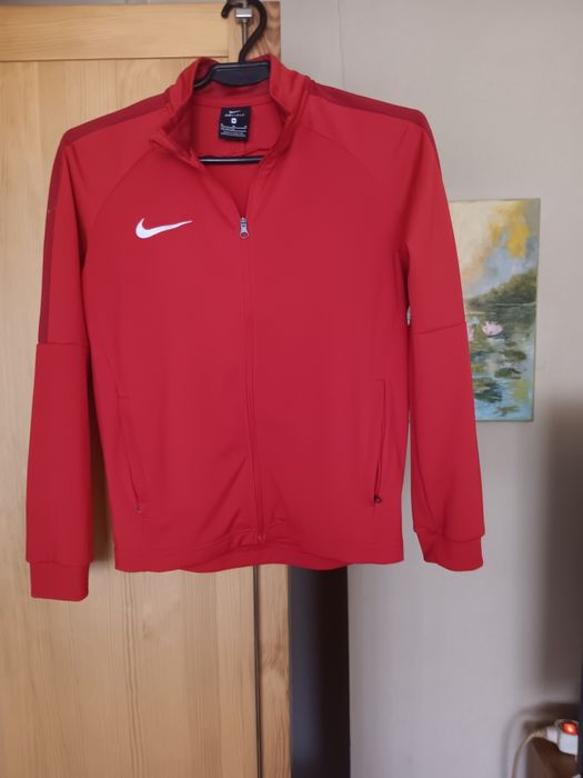 Bluza koloru czerwonego. Nowa. Z metki  rozmiar M ale jest mi za mała a noszę rozmiar  M.