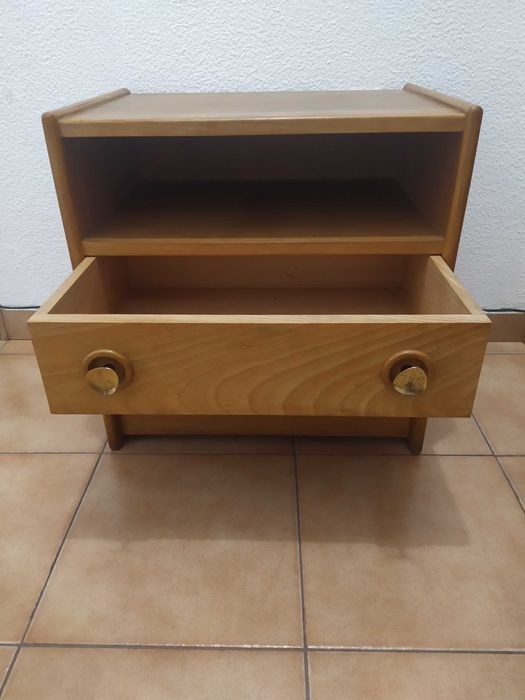 Cama e mesa de cabeceira