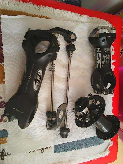 material de Btt (selim, roda traseira 29, guiador carbono, adaptadores