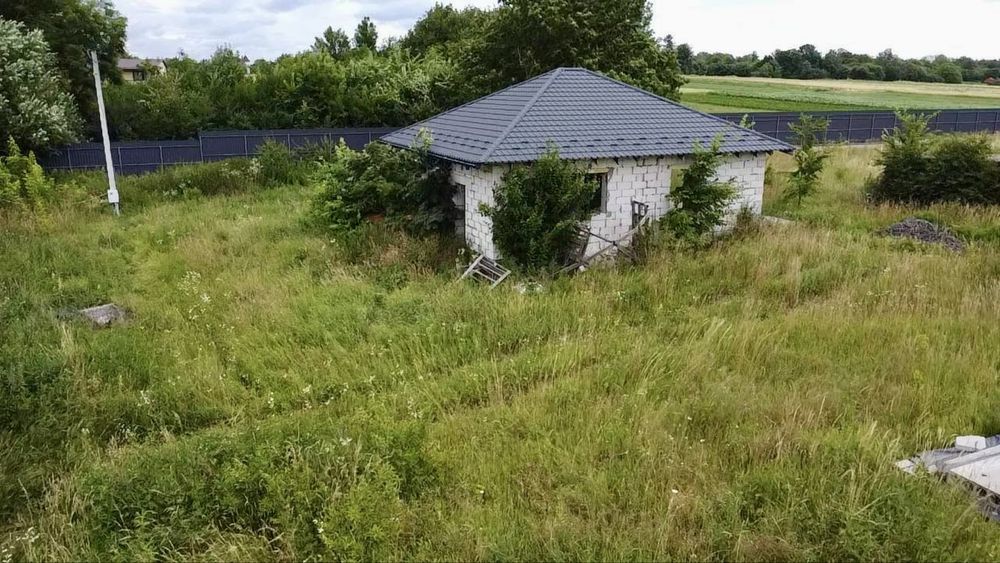 Продаж земельноі  ділянки115 сот з « коробкою»100кв м Стуфчинці