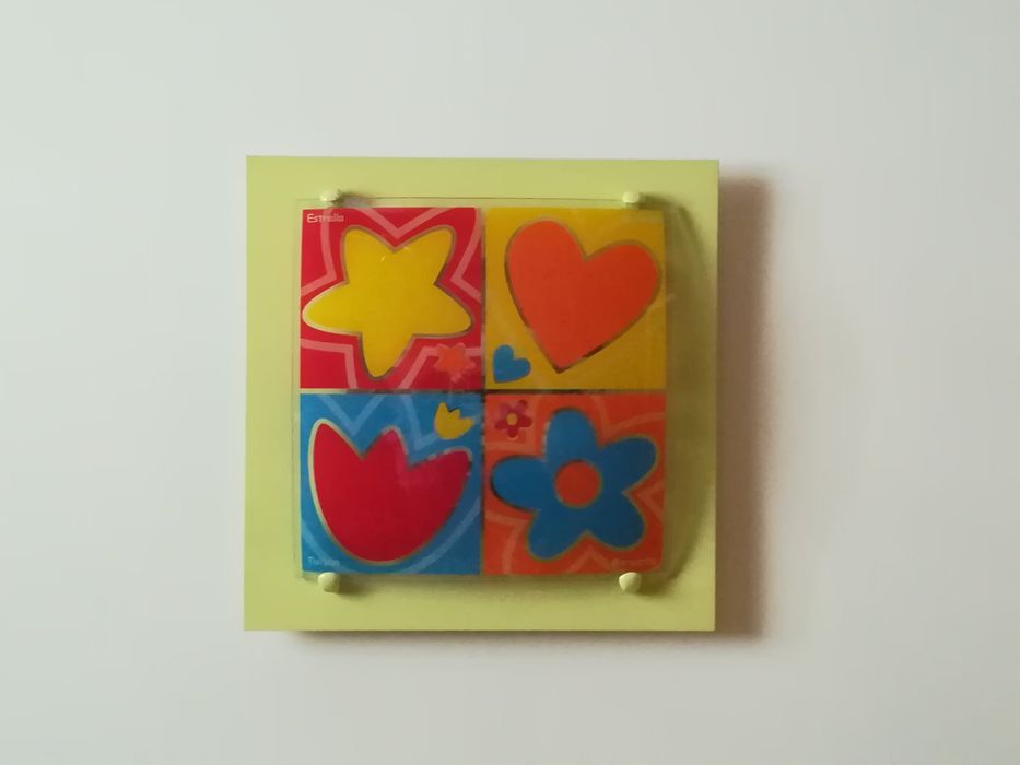 Candeeiro de teto e outro de mesa de cabeceira de quarto criança