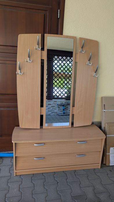 Meble do przedpokoju lustro z wieszakami i półka na buty