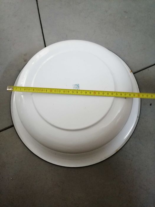 bacia branca de esmalte