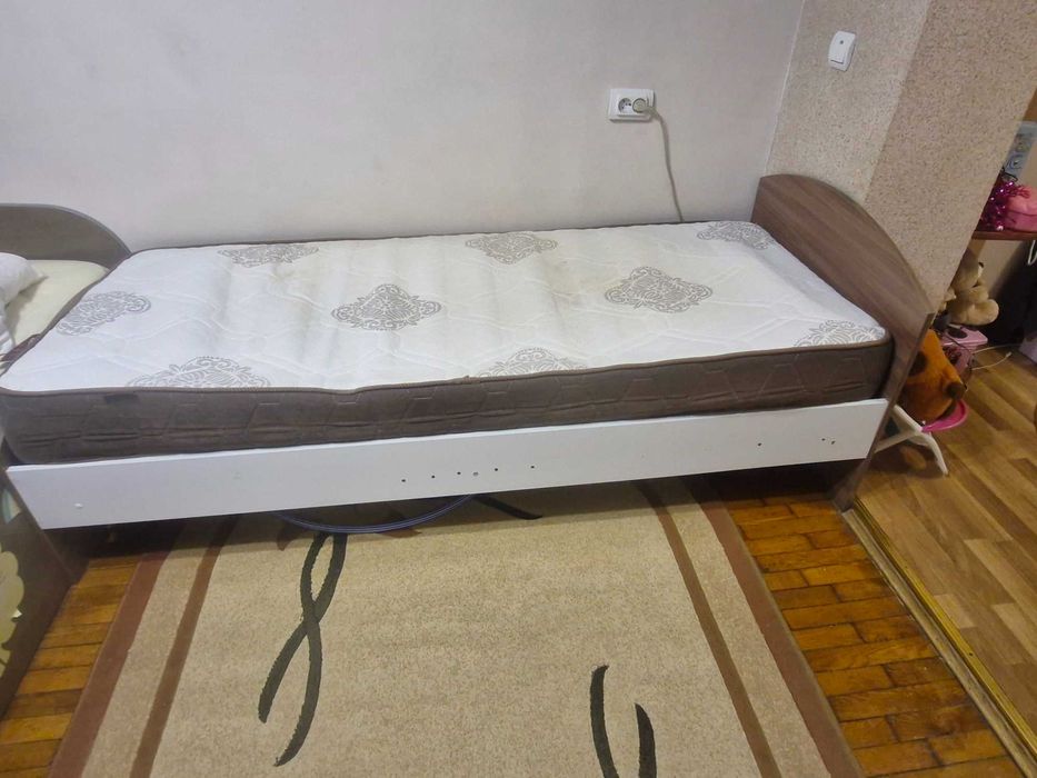 Односпальне ліжко.з матрацом