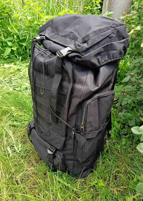 Чорний туристичний рюкзак в похід
