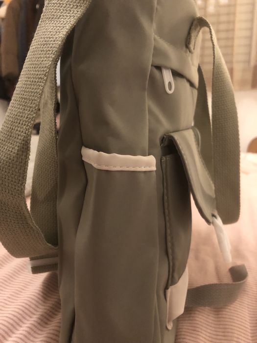 Mala verde com detalhes brancos