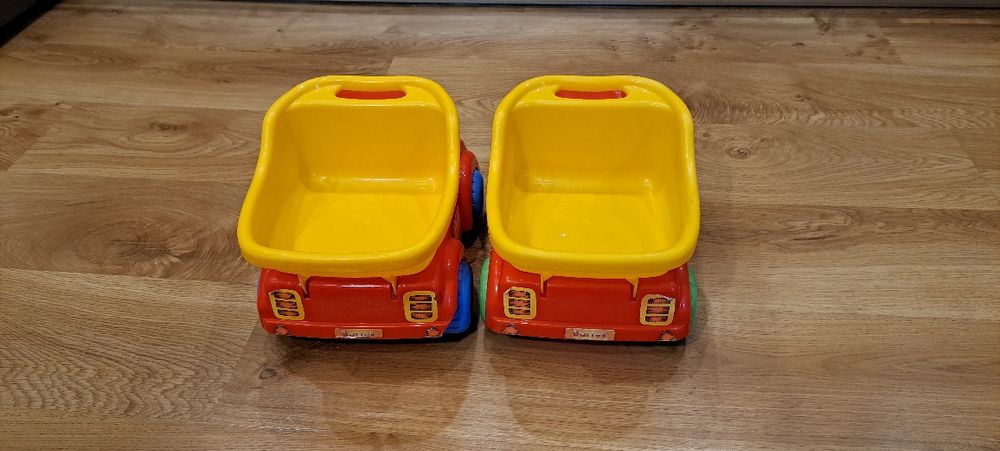 Dwa samochody ciężarówki do zabawy