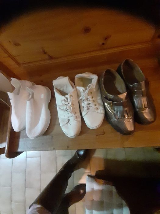 Tênis 36 brancos e uns dourados