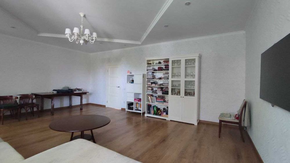 Продається простора квартира на пр.Шевченка