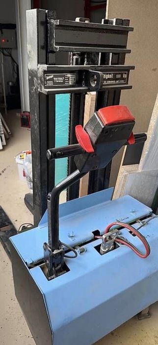 Paleciak elektryczny masztowy 1000kg