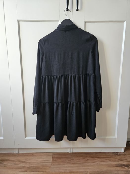 Czarna sukienka babydoll z falbanami