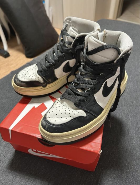 buty Air Jordan 1 Elevate High w kolorystyce czarno-białej.