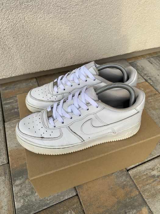 Białe sneakersy marki Nike Air Force 1