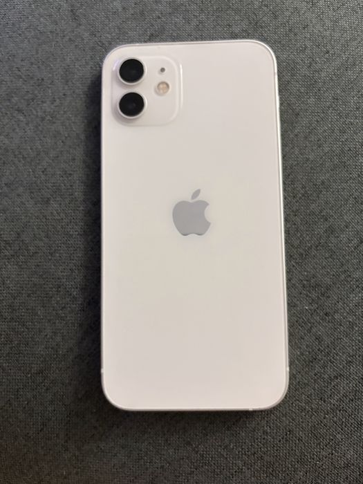 Iphone 12 z kablem do ładowania