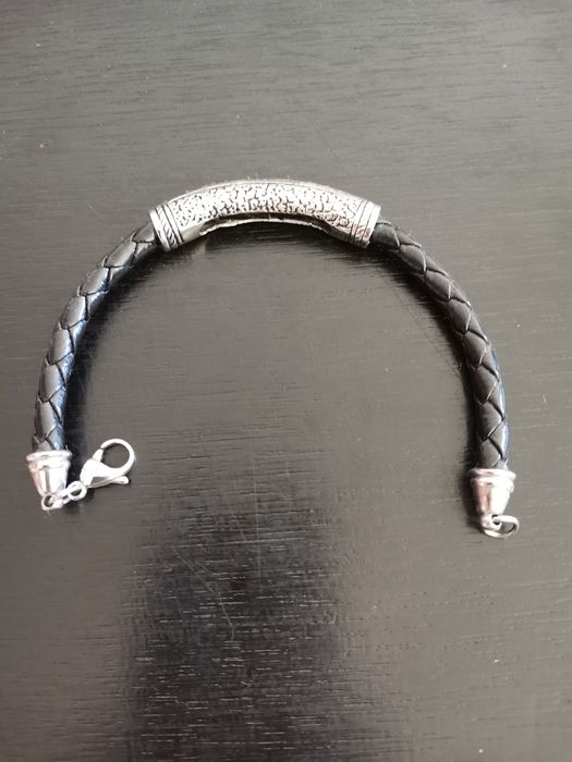 Pulseira preta entrançada