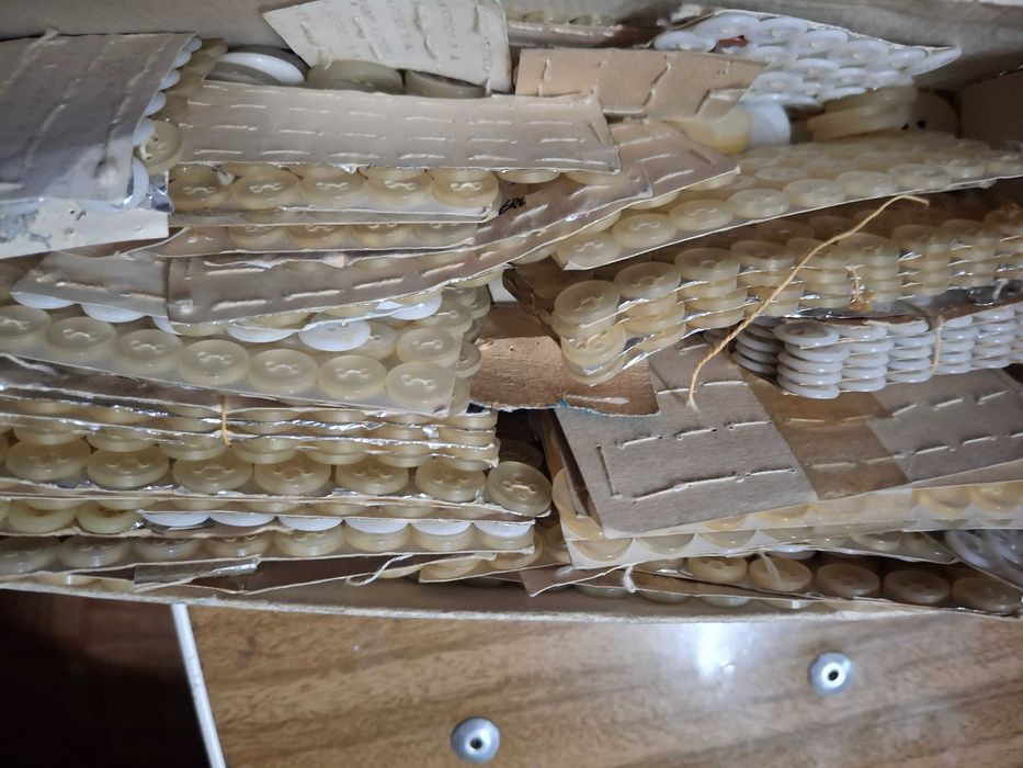 Lote 1 : ~11kg de Botões de costura Vintage, novos