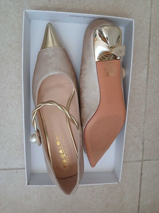 sapatos dourados de cerimónia