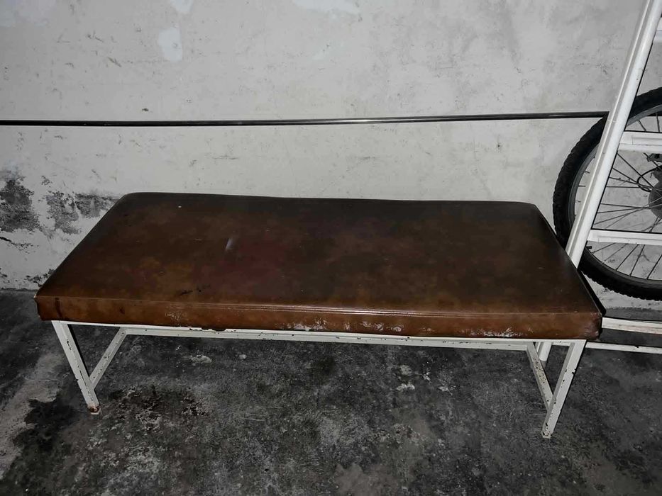 Banco comprido em cor castanha