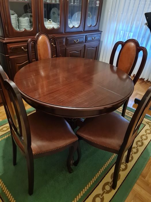 Mesa e cadeiras em madeira mogno