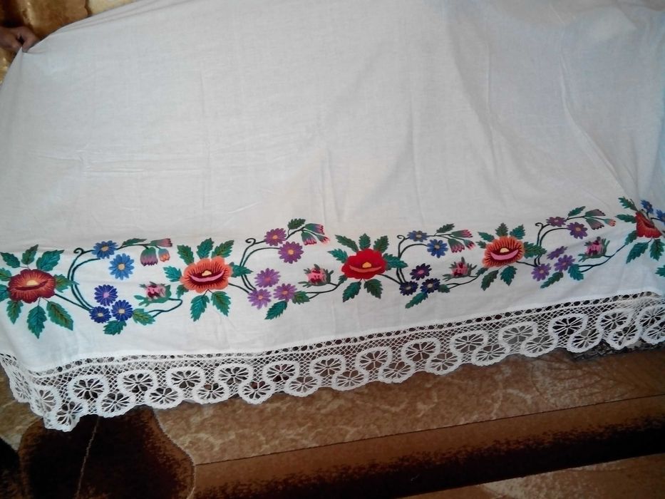 Вишита простинь гладью, ручна робота, льон.