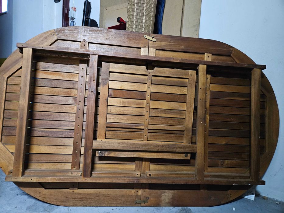 Mesa de Teka maciça extensível, aberta dá para 10 pessoas+ 6 Cadeiras