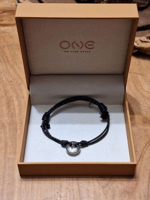 Pulseira One - cor preta - artigo novo