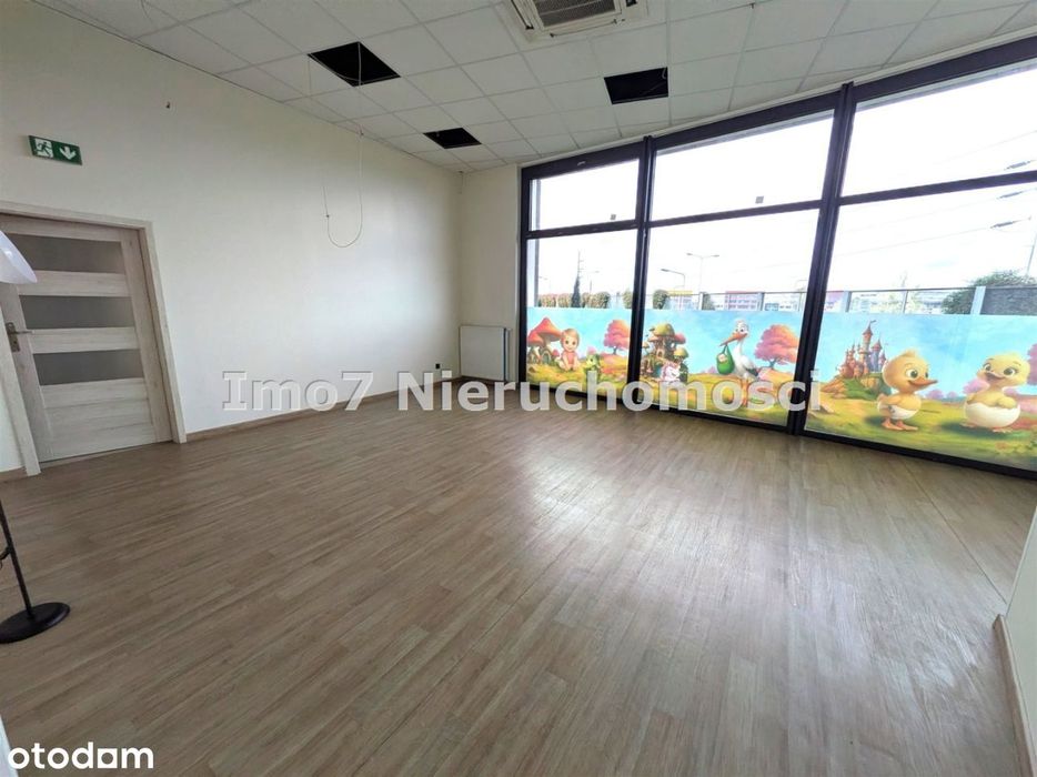Lokal parterowy z dużą witryną