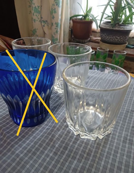 Стаканы прозрачные, фужеры, кофейные чашки. Тарелка для микроволновки.