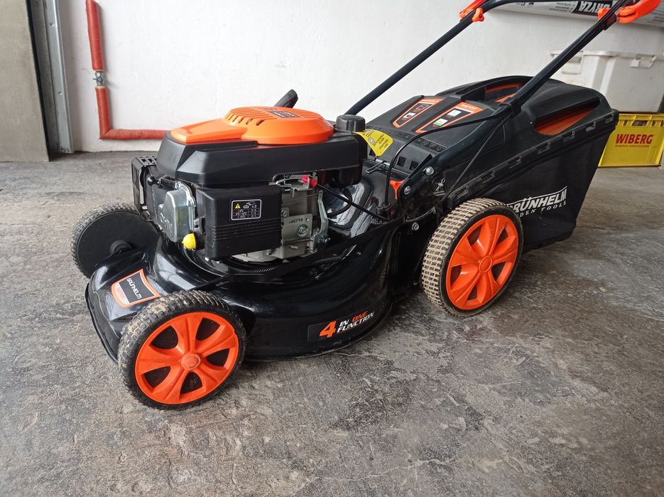 Газонокосарка самохідна