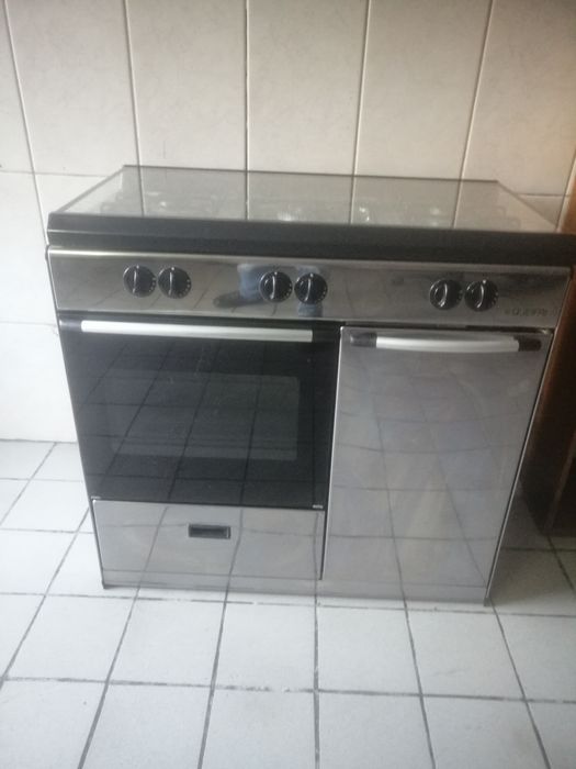 Fogão de 5 bocas a gás e forno a gás inox.