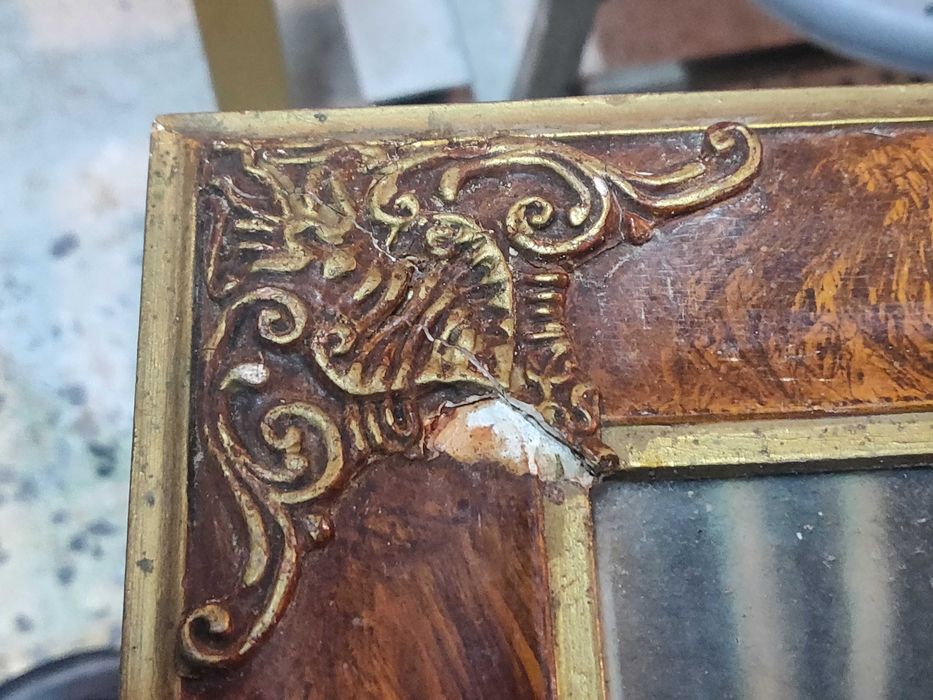 Quadro com moldura em madeira