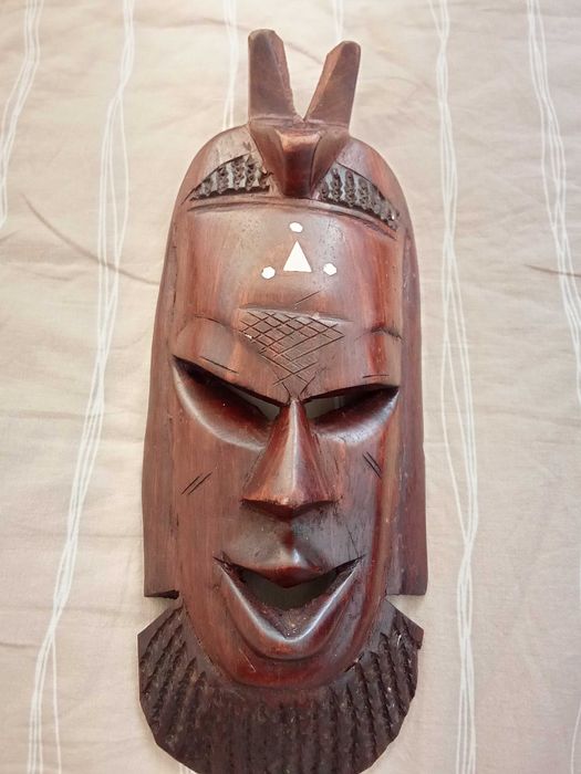 Африканська маска з дерева