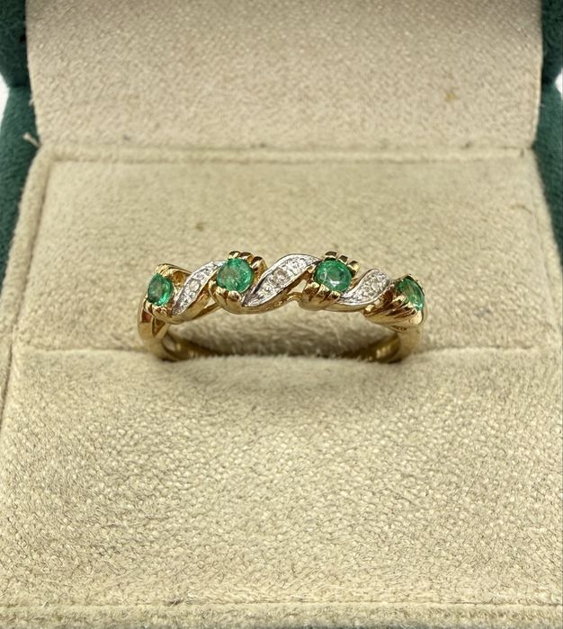 Złoty pierścionek z szmaragdami 0,16ct i diamentami 0,01ct